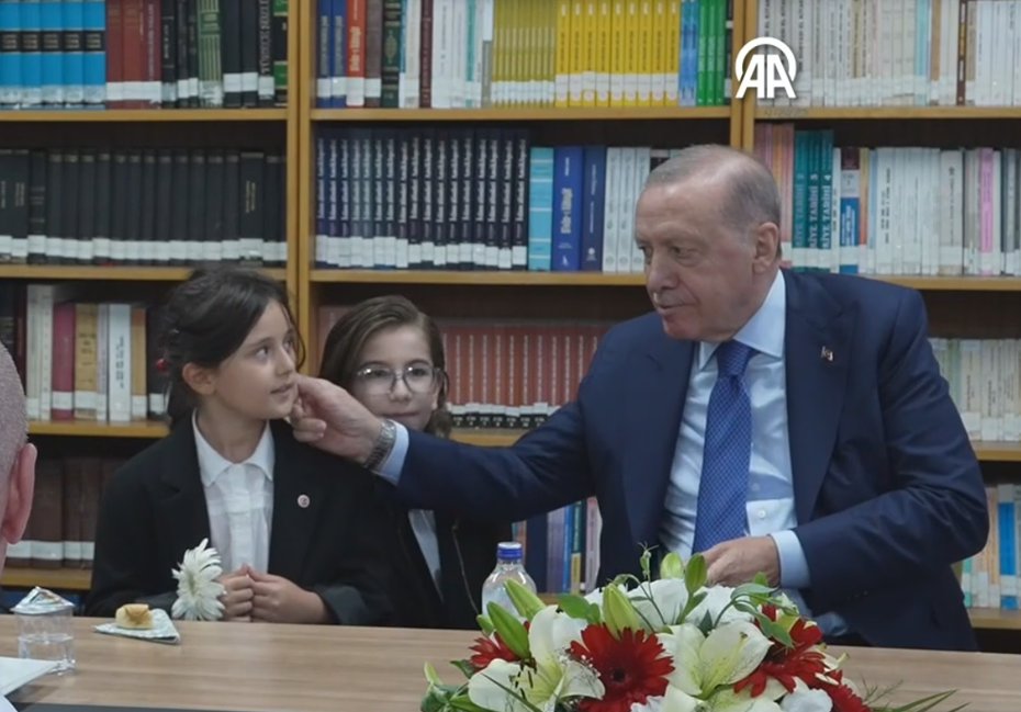 Cumhurbaşkanı Erdoğan Öğrencilerle Birlikte Türkü Söyledi ve Eğitim Yatırımlarını İnceledi