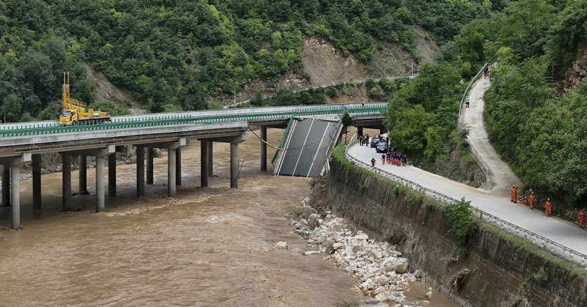 Çin’in kuzeybatısında bir otoyol köprüsü çöktü: 11 ölü, 30 kayıp