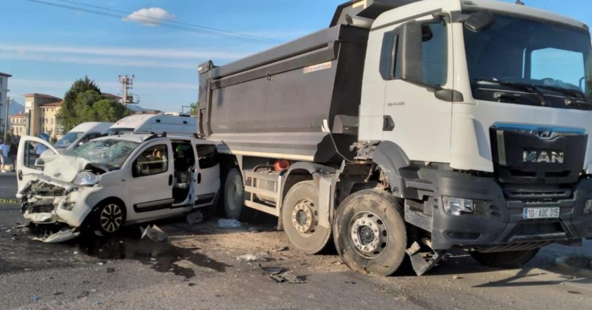 Balıkesir’de hafif ticari aracın kamyonla çarpışması sonucu 6 kişi yaralandı.