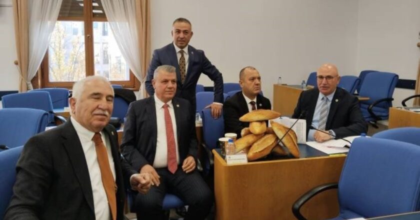 Plan ve Bütçe Komisyonu… İlhami Özcan Aygun komisyon toplantısına ekmek ve sütle geldi – Son Dakika Siyasi Haberler