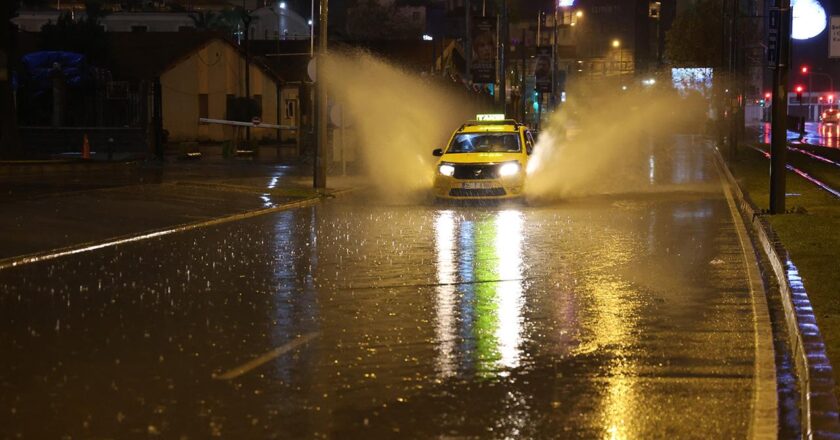 İzmir'de şiddetli yağış: Sokaklar göle döndü