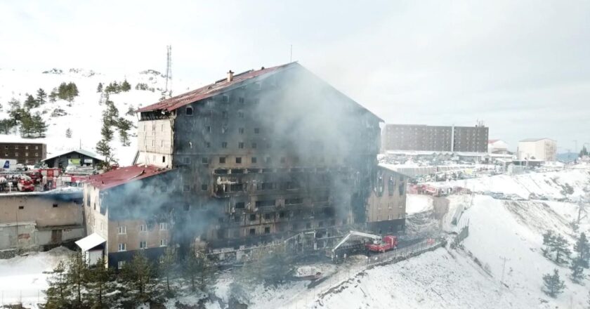 Flame Hotel’de engellenen 26 kişi kurtarmayı sağladı