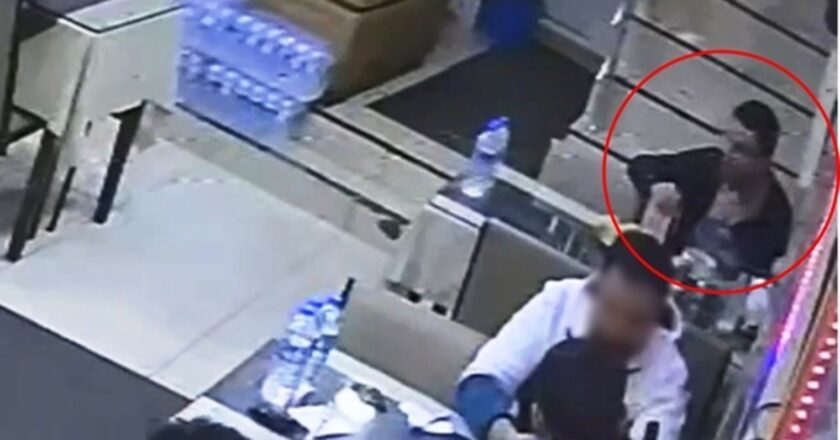 Restoranda, kameradaki inanılmaz anlar: parayı tabakta ödemekten kaçınmak için saçlarını göğsünden koydu – son dakikaya izin veriyor Türkiye
