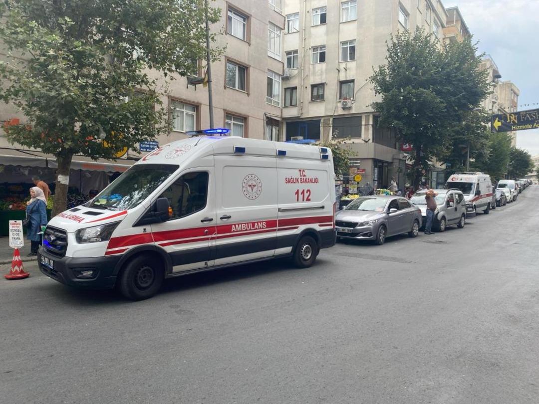 Şişli'de korkutucu ateş! Kozmetik dükkanını çevreleyen alevler, 3 kişiye ateş 2 sigara içti