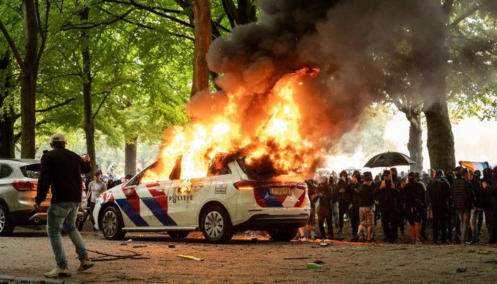 Hollanda karıştı! Göçmenlik karşıtı gösterilerde protestocular polisle çatıştı