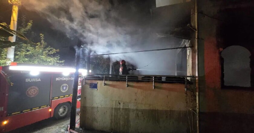 Bursa’da 3 katlı binada yangın çıktı! – Son Dakika Türkiye Haberleri
