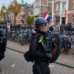 Amsterdam’da göçmen karşıtı protestolarda tansiyon yükseldi: Onlarca kişi gözaltına alındı