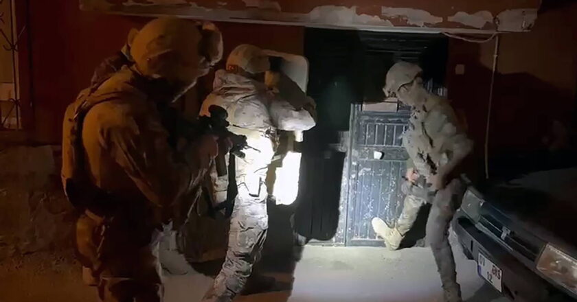 Kurusıkı tabancaları ateşli silaha dönüştüren çeteye 6 ilde operasyon: 21 gözaltı – Son Dakika Türkiye Haberleri