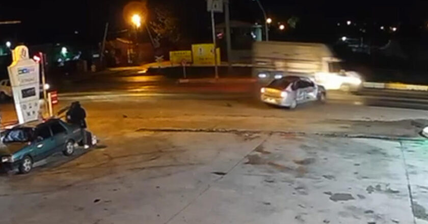 Kavşakta meydana gelen kazada bir kişi hayatını kaybetti, iki kişi yaralandı